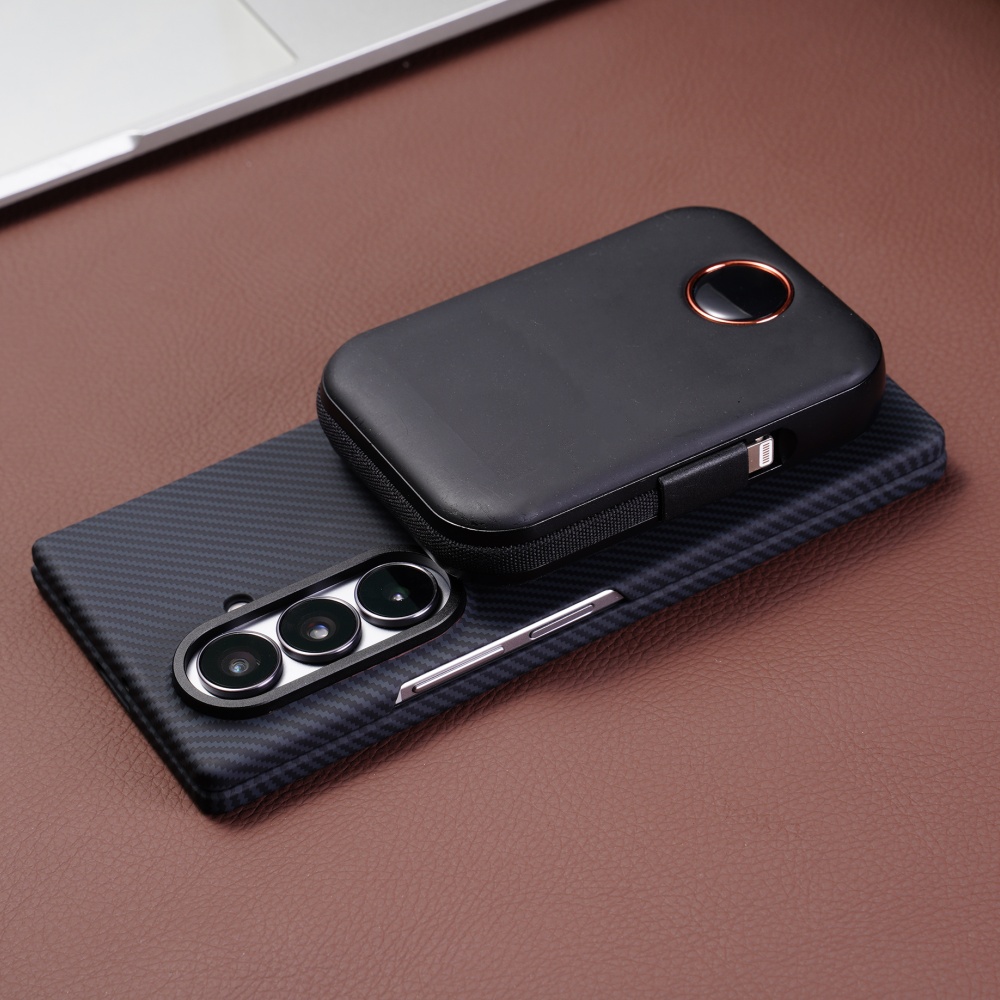 غطاء خلفي صلب من ألياف الكربون - مراجعة Magsafe Wireless Charger وسعره